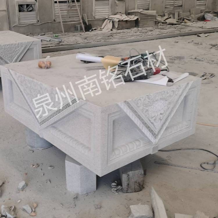 石雕须弥座与芝麻白莲花台底座 传统工艺的精湛展现